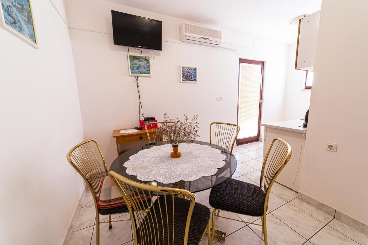 Apartmani Antonia Novalja Exterior photo